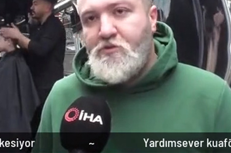 Yardımsever kuaför karavanda çocukların saçlarını kesiyor