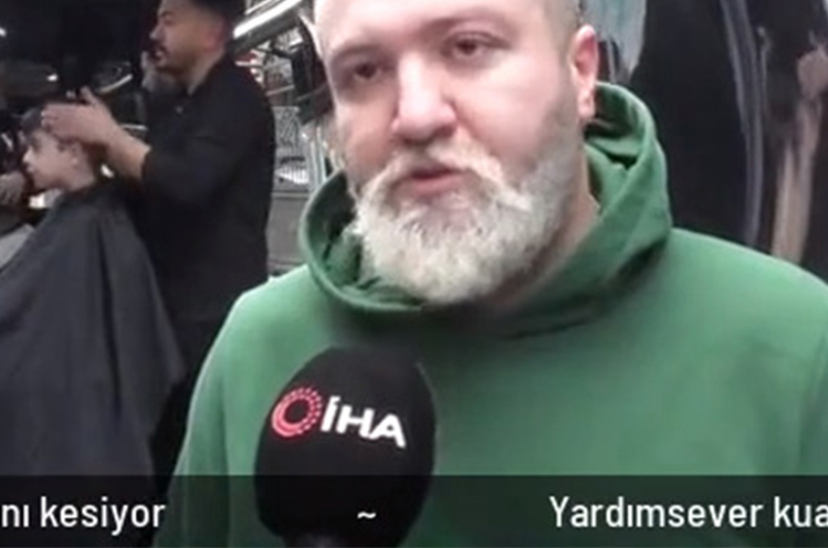 Yardımsever kuaför karavanda çocukların saçlarını kesiyor